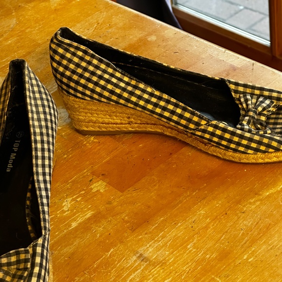 Shoes. - Picture 5 of 8